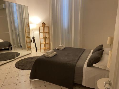 フィレンツェにあるSirtori 24のベッドルーム1室(ベッド1台、タオル2枚付)