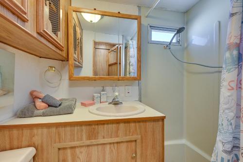 ein Bad mit einem Waschbecken und einem Spiegel in der Unterkunft Cozy Yuma Vacation Rental with Resort Amenities! in Yuma