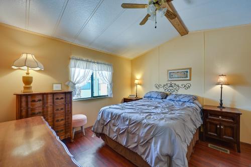 1 dormitorio con 1 cama y ventilador de techo en Yuma Vacation Rental with Resort Pool and Hot Tub!, en Yuma