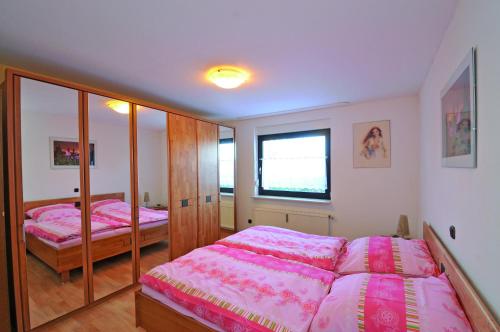 1 Schlafzimmer mit 2 Betten und einem Fenster in der Unterkunft Ferienwohnung Heinen in Schleiden