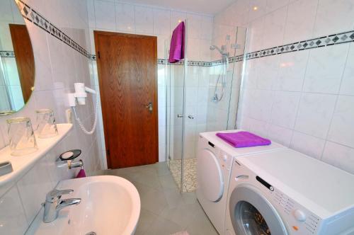 Ένα μπάνιο στο Ferienwohnung Heinen