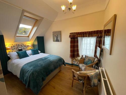 Cruachan Guest House في Stoer: غرفة نوم بسرير وكرسي ونافذة