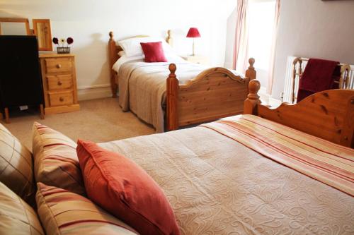 a bedroom with two beds and a couch at Willow Tree Farm in Hillington