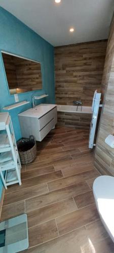 Kúpeľňa v ubytovaní U CASEDDU- Villa piscine privée chauffée- vue mer- clim-wifi