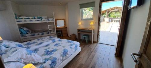 Posteľ alebo postele v izbe v ubytovaní U CASEDDU- Villa piscine privée chauffée- vue mer- clim-wifi