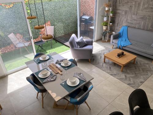 a living room with a table and chairs at Casa familiar cerca de la playa con terraza privada in Cancún