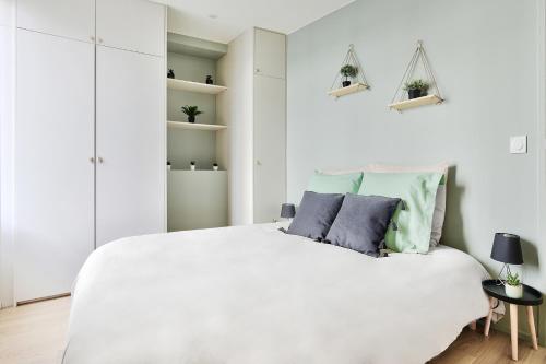 1 dormitorio blanco con 1 cama blanca grande en Appartement Le Somptueux - Idéalement Situé, en Caluire-et-Cuire