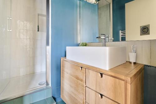 ein Bad mit einem Waschbecken und einer Dusche in der Unterkunft Appartement Le Somptueux - Idéalement Situé in Caluire-et-Cuire