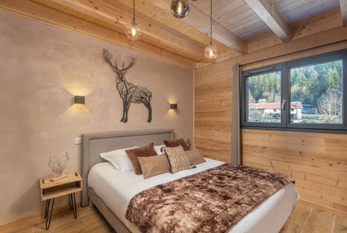 Postel nebo postele na pokoji v ubytování Chalet Mana, tout confort avec spa et sauna
