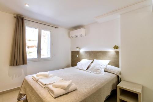 ein Schlafzimmer mit einem Bett mit zwei Handtüchern darauf in der Unterkunft Résidence Stella di Mare in Sainte-Lucie de Porto-Vecchio