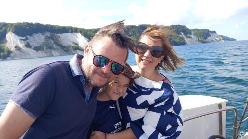 Un uomo e due donne su una barca sull'acqua di Klintholm B & B Bistro a Borre
