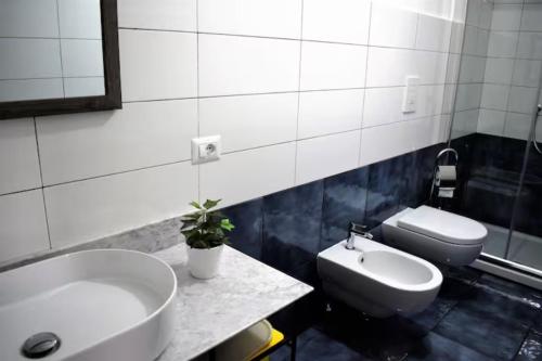 un bagno con lavandino e WC di Chez Angelina - De Vivo Realty Positano a Positano