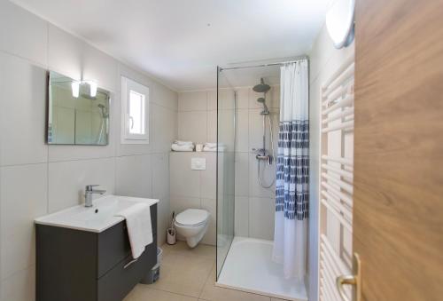 La salle de bains est pourvue d'une douche, d'un lavabo et de toilettes. dans l'établissement Résidence Stella di Mare, à Sainte-Lucie de Porto-Vecchio
