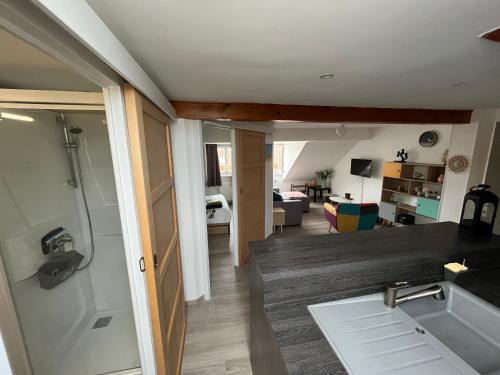 - une vue sur la cuisine et le salon dans l'établissement Appartement agréable à Malo proche de la plage, à Dunkerque