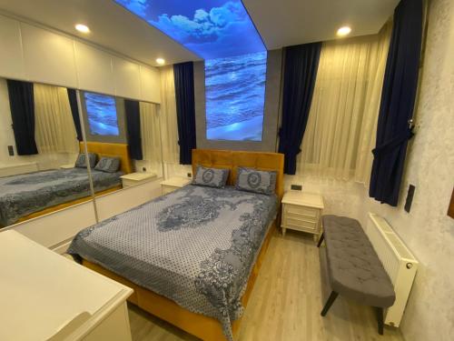 ein Schlafzimmer mit einem Bett und einem großen Fenster in der Unterkunft Paradice With Olimpic Pool in Antalya