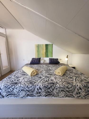 Una cama grande con dos almohadas encima. en ApartmaniinPrimosten, en Primošten