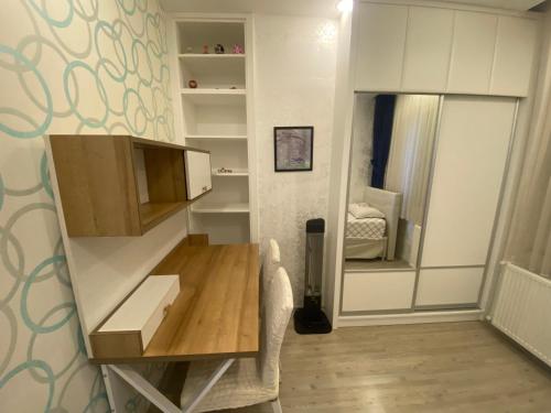 Kleines Zimmer mit einem Schreibtisch und einem Spiegel in der Unterkunft Paradice With Olimpic Pool in Antalya