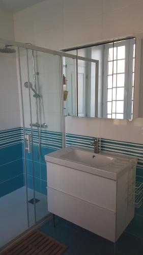 łazienka z białą umywalką i lustrem w obiekcie Maison Béthanie w mieście Russy