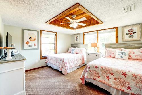una camera con 2 letti e un ventilatore a soffitto di Indian Rocks Beach Cottage, Walk to Beach! a Clearwater Beach