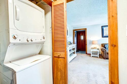 - une cuisine avec lave-linge et sèche-linge dans la chambre dans l'établissement Indian Rocks Beach Cottage, Walk to Beach!, à Clearwater Beach
