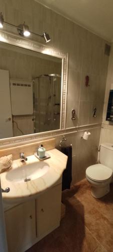 La salle de bains est pourvue d'un lavabo, de toilettes et d'un miroir. dans l'établissement Sopelana,Uribe Kosta. Naturaleza, armonía, deporte, à Sopelana