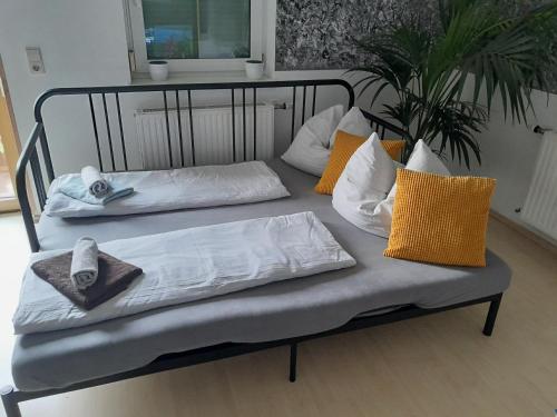 - un banc avec des oreillers et des serviettes dans l'établissement Landhaus Tirol, à Presseggersee