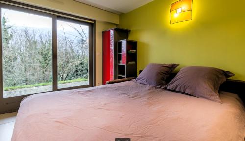 a bedroom with a large bed and a window at Gîte des Pringets in Tresserves