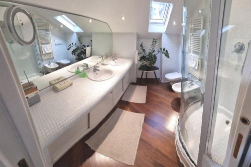- une salle de bains blanche avec deux lavabos et une douche dans l'établissement MOORS Terrace, à Venise