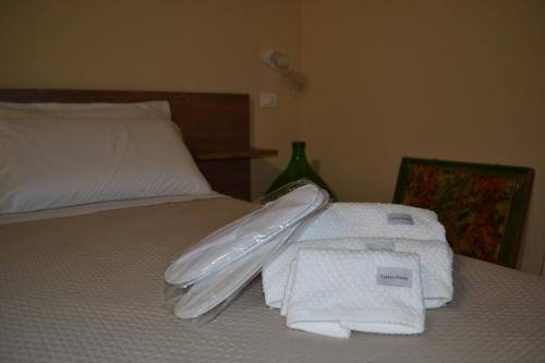 una camera d'albergo con asciugamani su un letto di Al Borgo Ritrovato a Canosa di Puglia