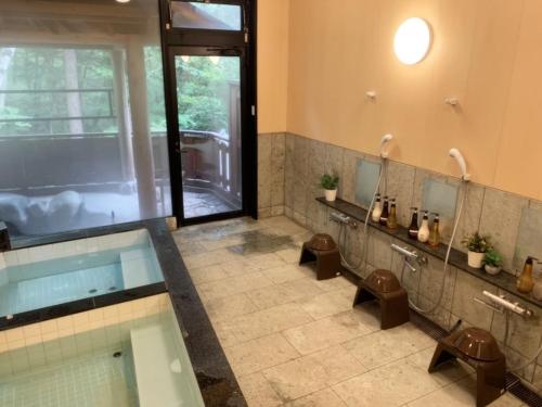 un ampio bagno con vasca e servizi igienici di Setsugetsuka - Vacation STAY 34181v a Nikko