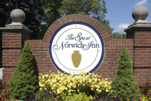 Sijil, anugerah, tanda atau dokumen lain yang dipamerkan di The Spa at Norwich Inn