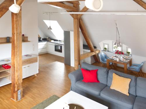 a living room with a blue couch and a table at BohnApartments Altstadt-Loft - Wasserbett - Parkplatz - WLAN - Zentrum in Erfurt
