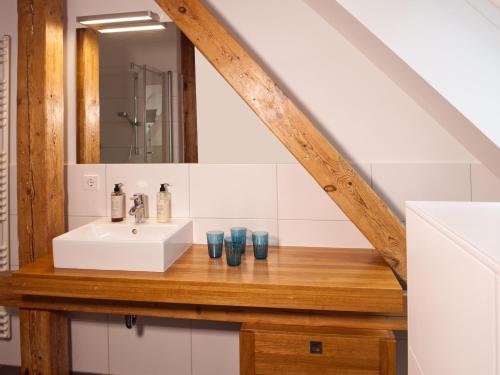 ein Bad mit einem Waschbecken und einem Spiegel in der Unterkunft BohnApartments Altstadt-Loft - Wasserbett - gratis Parkplatz - WLAN - Zentrum in Erfurt