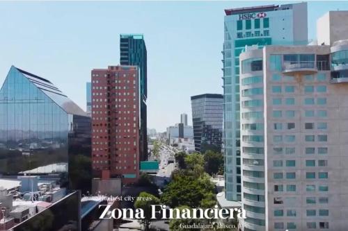 Blick auf die Skyline der Stadt mit hohen Gebäuden in der Unterkunft Elegante en zona financiera / Limpieza diaria in Guadalajara