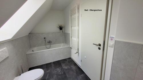 y baño con aseo y bañera. en Ferienwohnung 2 - "Ferienhaus Seibert" en Ellerdorf