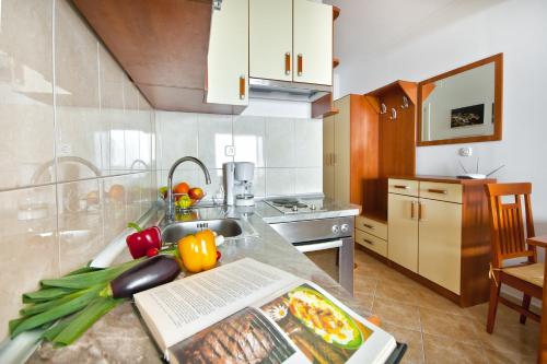 Una cocina o zona de cocina en Apartments Superb View