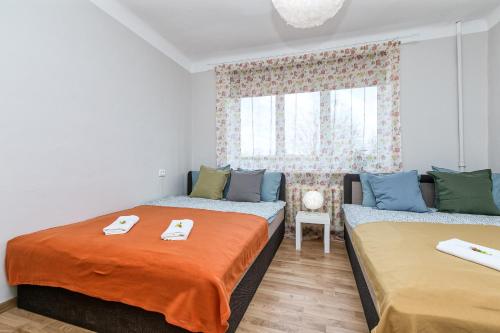 1 dormitorio con 2 camas y ventana en Prusu 17a en Riga