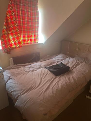 Tempat tidur dalam kamar di The Croydon Road house