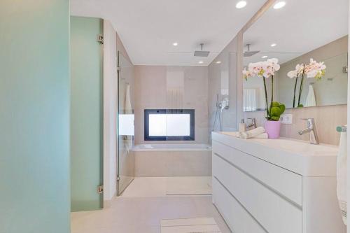 een witte badkamer met een bad en een wastafel bij Fantastic 3bdr Penthouse - Lux in Fuengirola