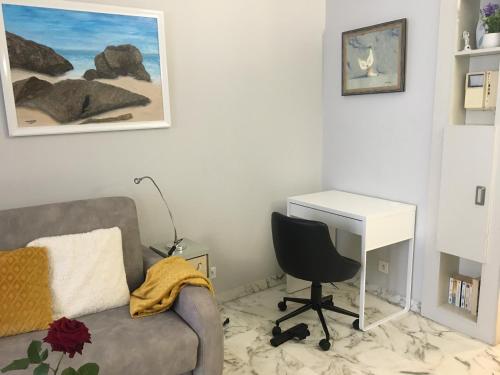 un salon avec un canapé et un bureau dans l'établissement Studio avec parking au calme 50m Croisette, à Cannes