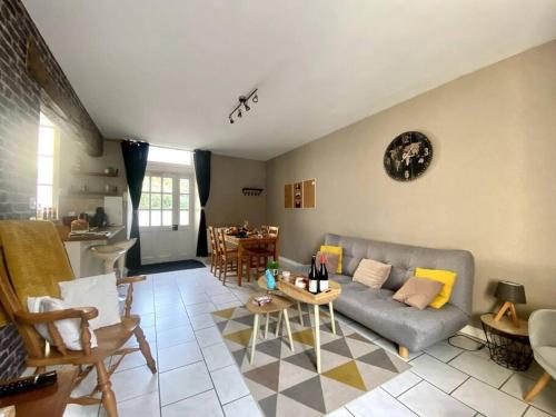 un salon avec un canapé et une table dans l'établissement Logis du Parc by Melrose, à Bayeux