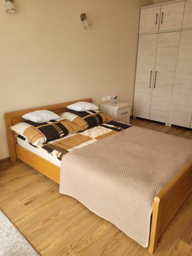 En eller flere senge i et værelse på Apartament Elżbieta