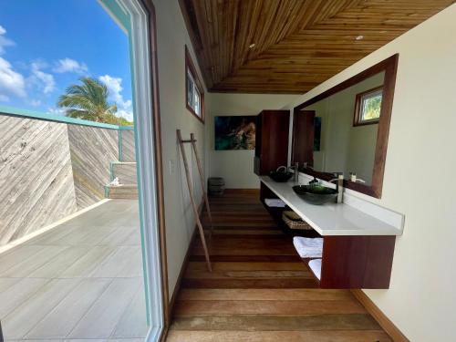 Łazienka z umywalką i widokiem na ocean w obiekcie Blue Reef Island w mieście Dangriga
