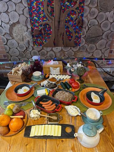 a table with food and plates of food on it at Berkri Gastro Yard & Guest House in Yenokavan