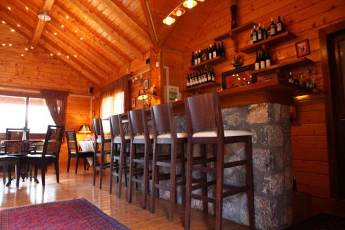 Reštaurácia alebo iné gastronomické zariadenie v ubytovaní Pasithea Mountain Chalet