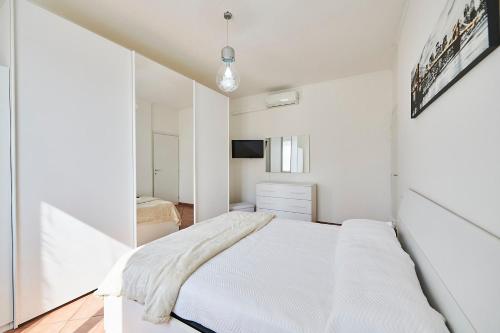 um quarto com paredes brancas e uma cama num quarto em Luna em Buccinasco