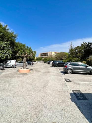 - un parking avec plusieurs voitures dans l'établissement Appartement avec jardin au coeur de Saint-Tropez., à Saint-Tropez