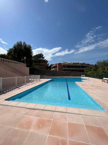 une grande piscine avec de l'eau bleue dans un immeuble dans l'établissement Appartement avec jardin au coeur de Saint-Tropez., à Saint-Tropez
