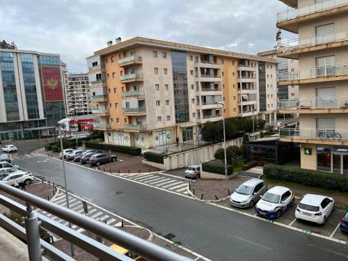 una calle de la ciudad con coches aparcados en un estacionamiento en Lovely apartment with the parking place, en Podgorica