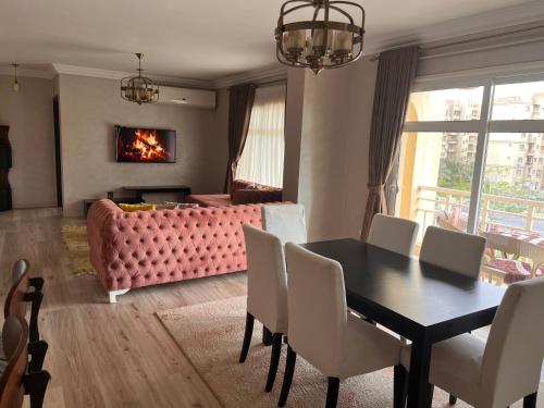 een woonkamer met een tafel en een bank bij Beautiful appartement. In Cairo Madinaty in Caïro